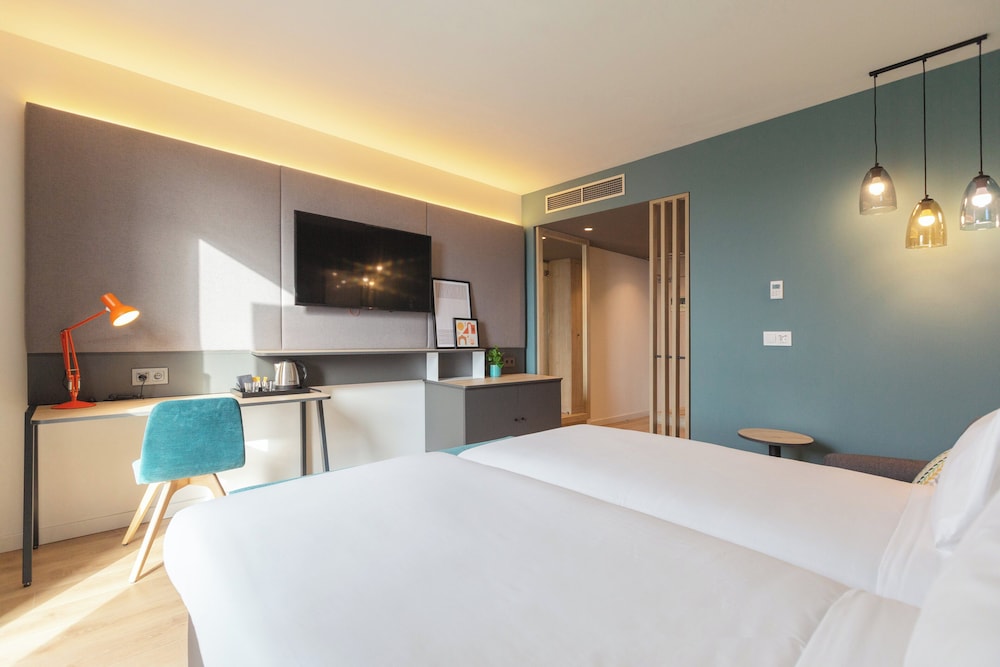 غرفة بريميوم بسرير كينج، Holiday Inn Barcelona - Sant Cugat, an IHG Hotel 4/9