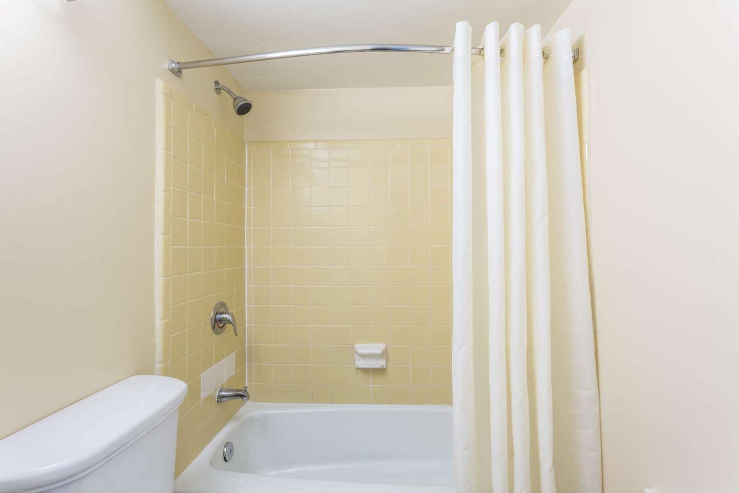 Howard Johnson by Wyndham Virginia Beach At The Beach 24/24