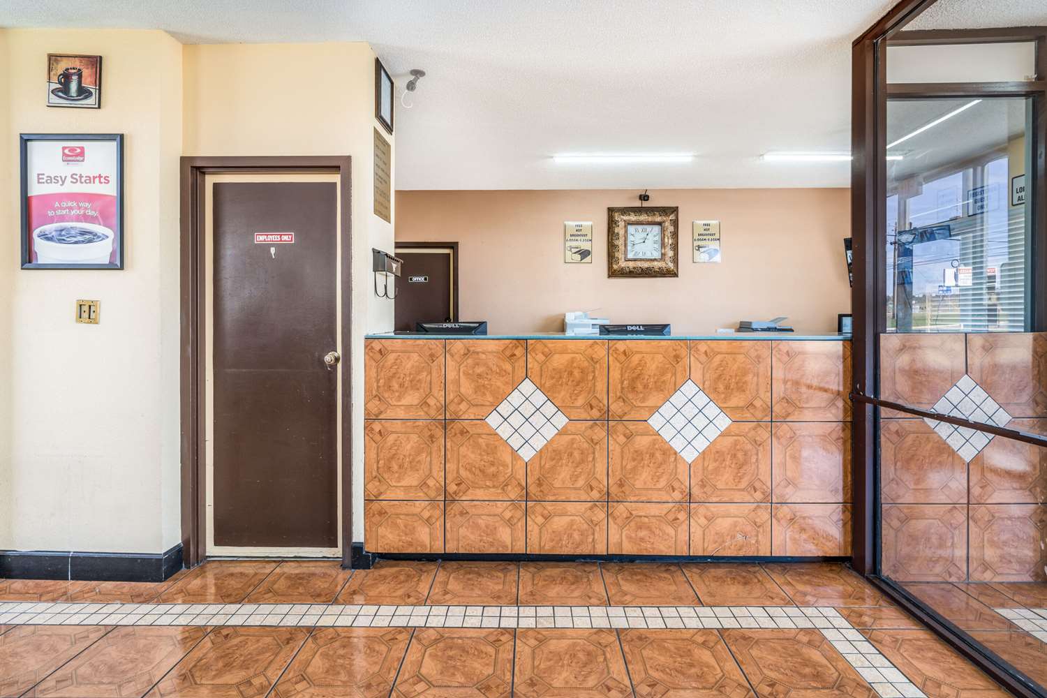 Econo Lodge Inn Suites Macon West 8/28