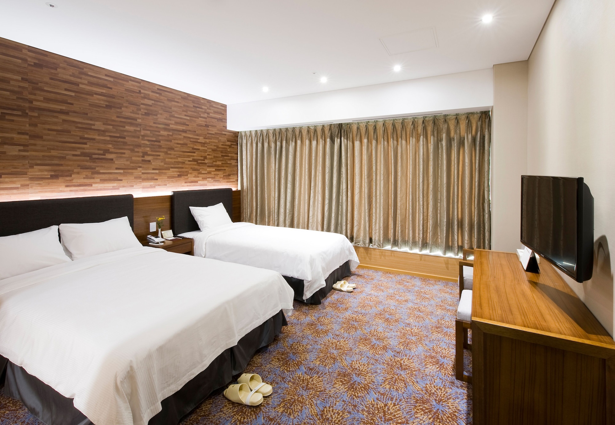 Sky, Deluxe, 1 Double and 1 Single Bed, Mountain View