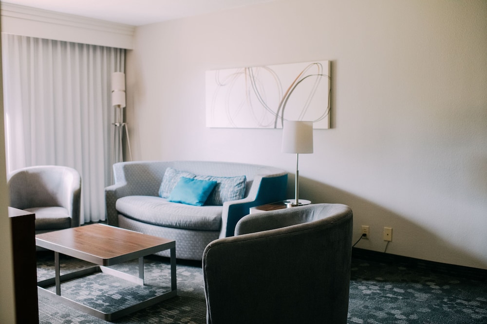 Courtyard By Marriott Gulfport Beachfront 22/45