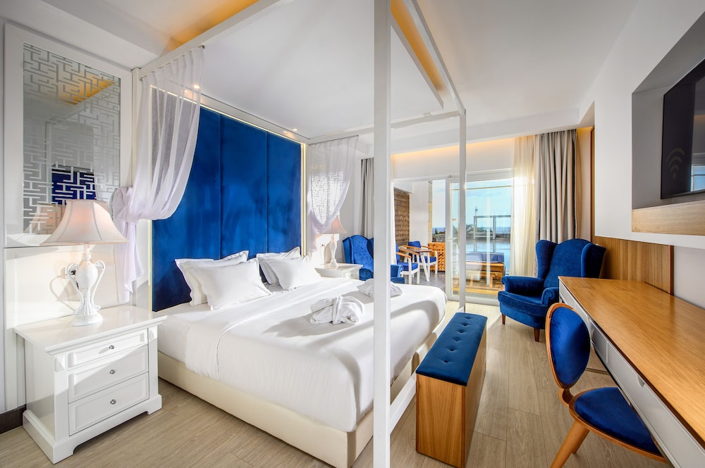Suite, King Bed, Sea View, Shared Pool
