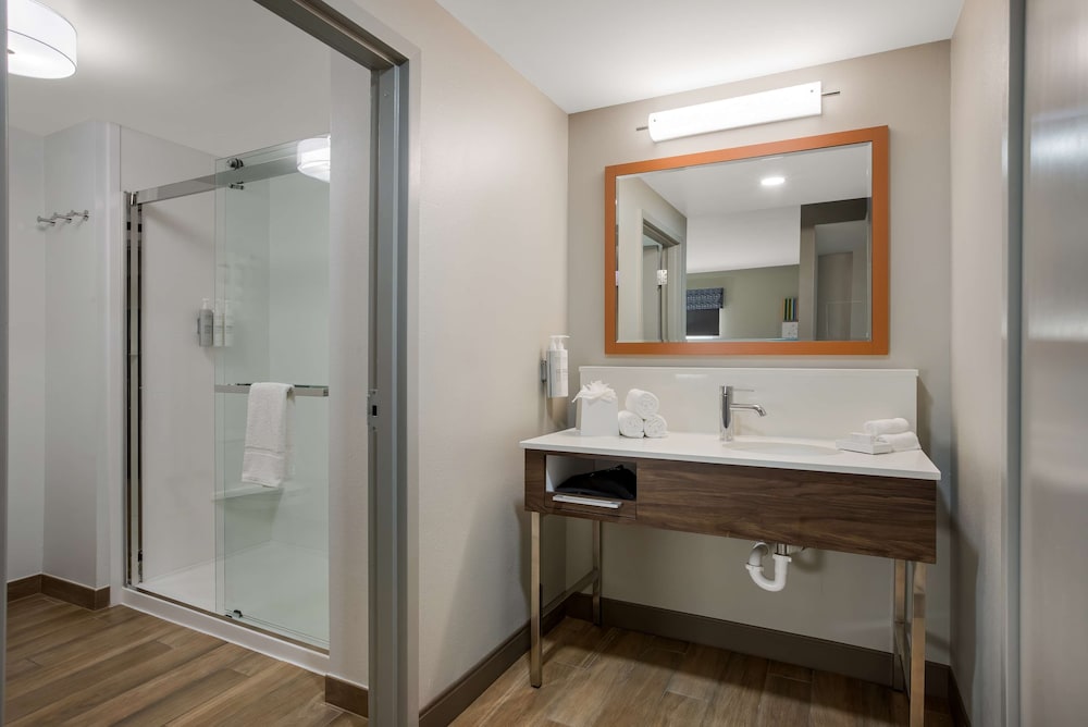 جناح بسريرين كوين مع أريكة، Hampton Inn Linden 2/4