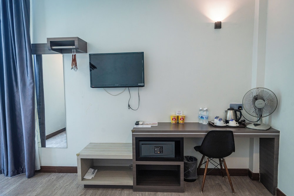 Indra Hotel 44/58