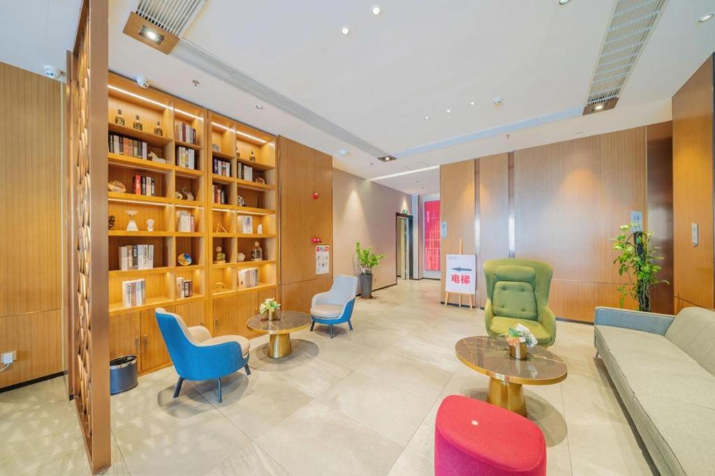 Borrman Hotel (Wuchuan) 40/52