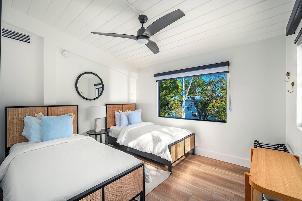 Pines Palms Resort 23/73