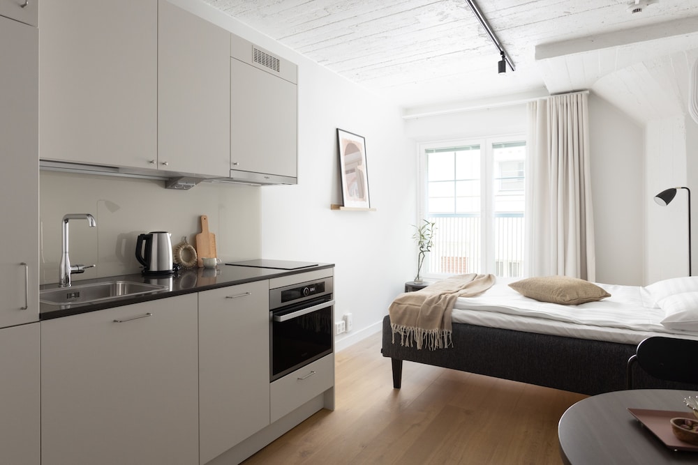 COMPACT, STUDIO