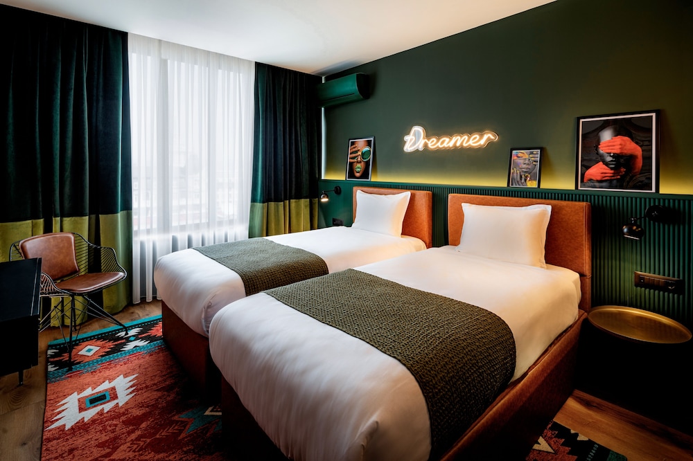 DELUXE, TWIN BEDS