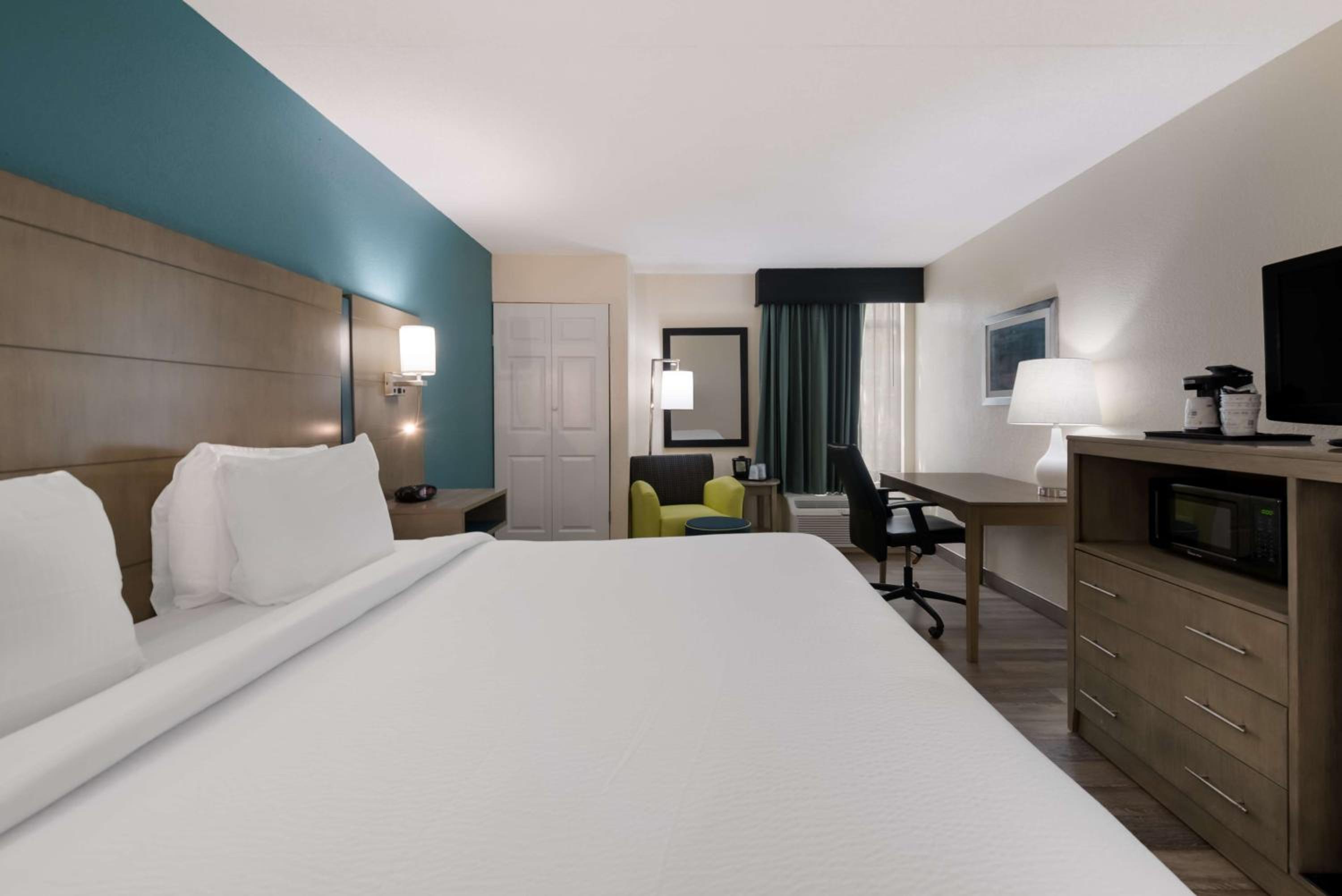 غرفة بسرير كينج بحوض استحمام لذوي الإعاقة، Best Western Hampton Coliseum Inn 2/8
