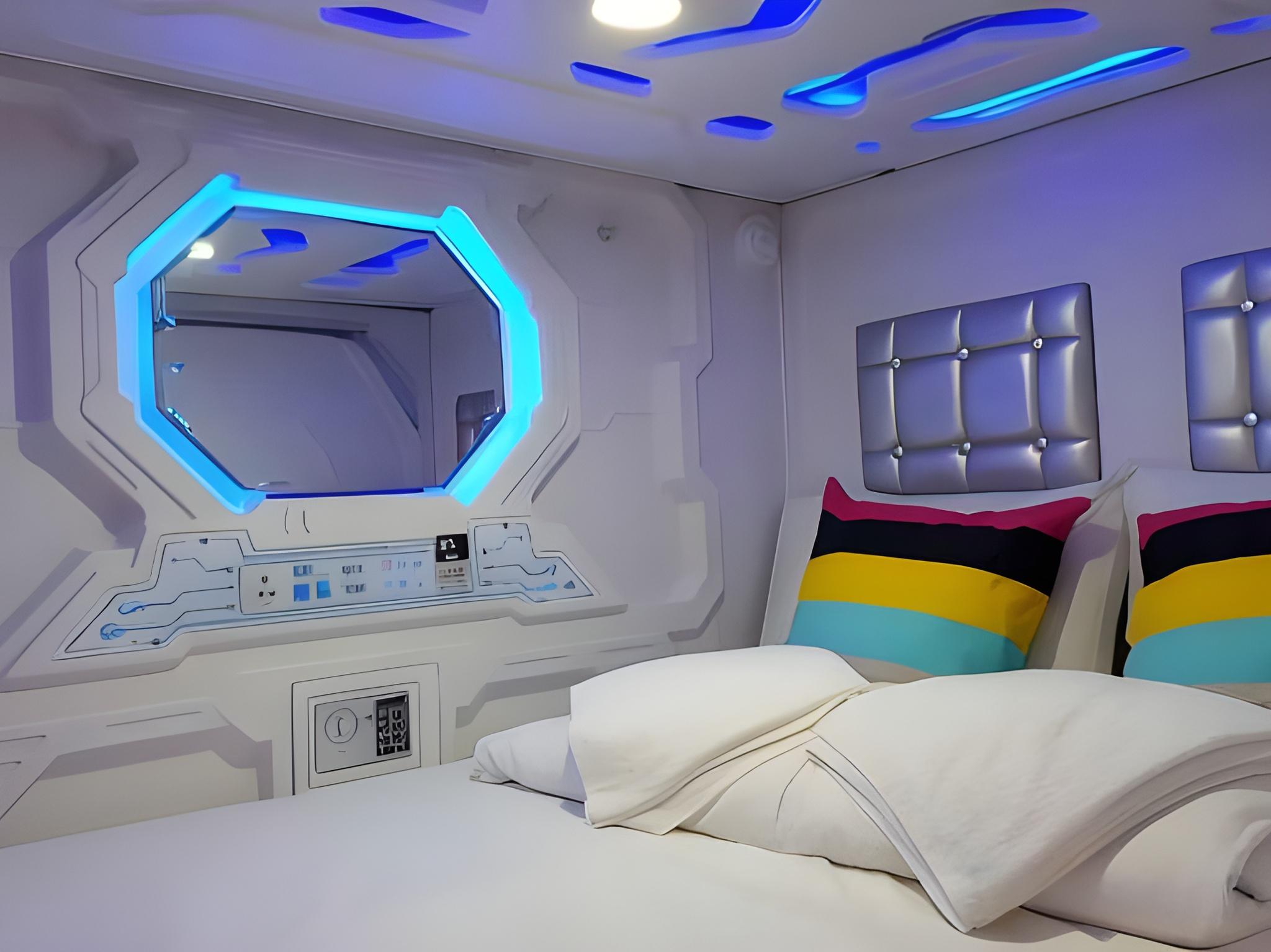Capsule, Mixed Dorm, Single