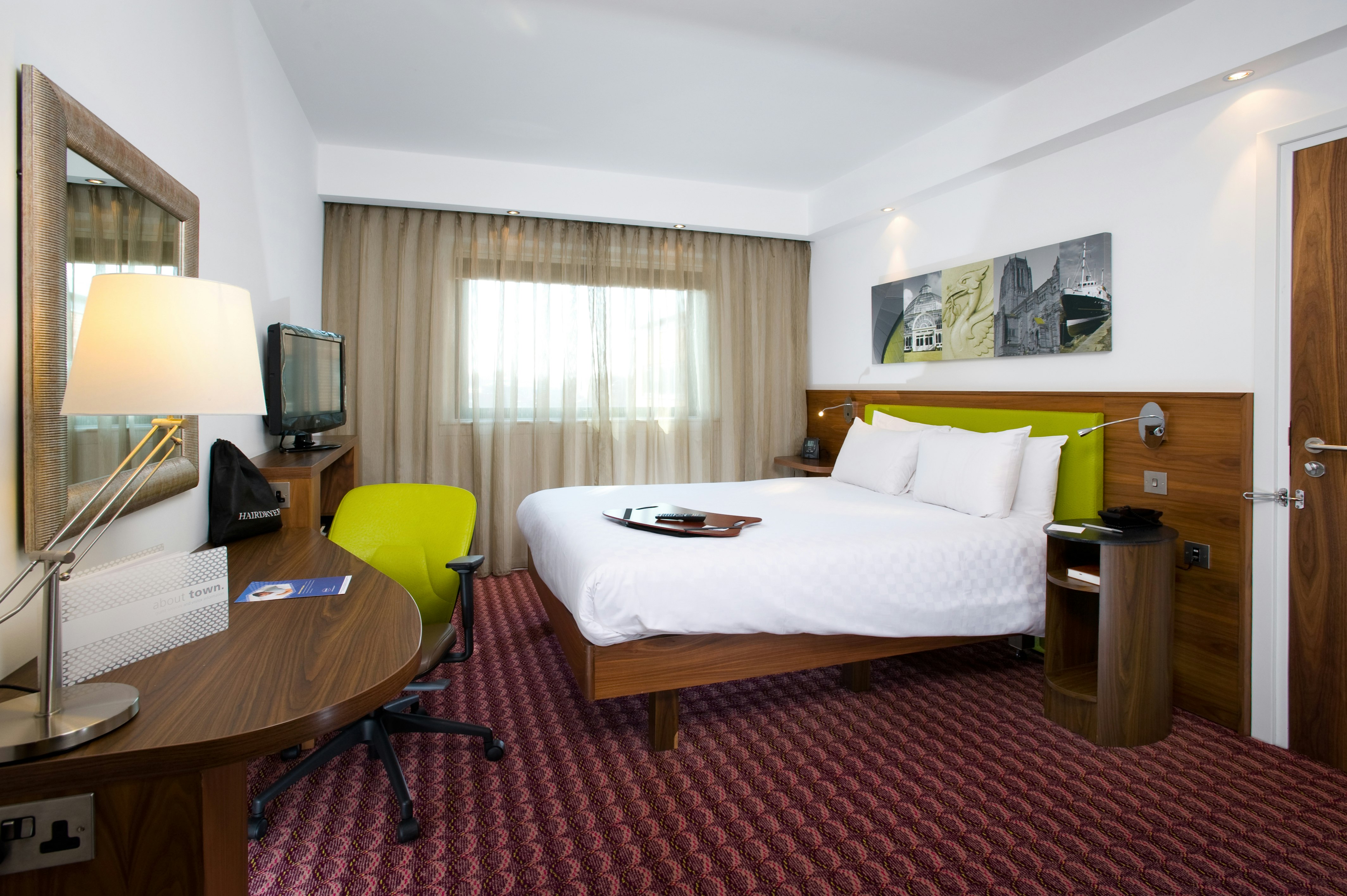 ROOM, QUEEN BED