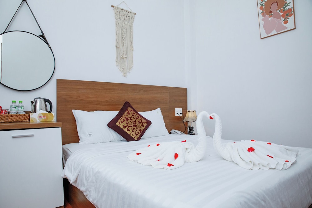 CITY, DOUBLE BED, NO WINDOW