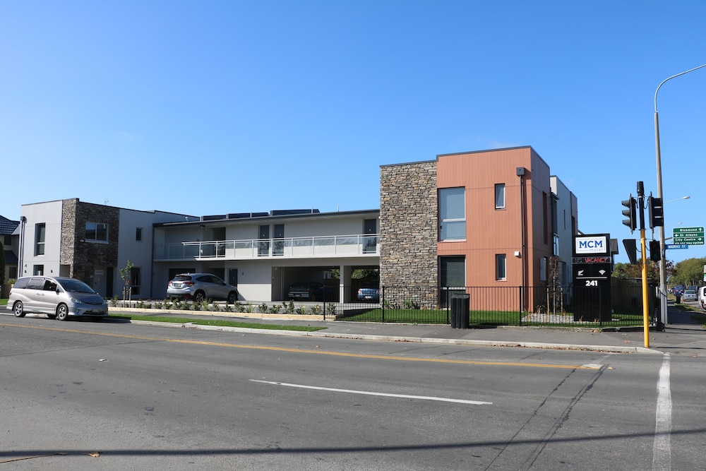 Mcm Motel 28/38