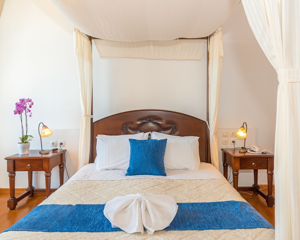 Amphora Hotel 11/50