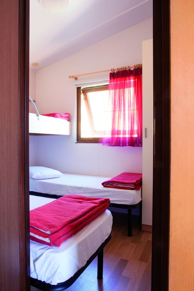 Mobile Home, Superior, 1 Double and 3 Single Beds
