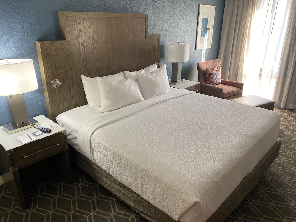 غرفة بريميوم بسرير كينج، Wyndham Jacksonville Hotel and Conference Center 2/4