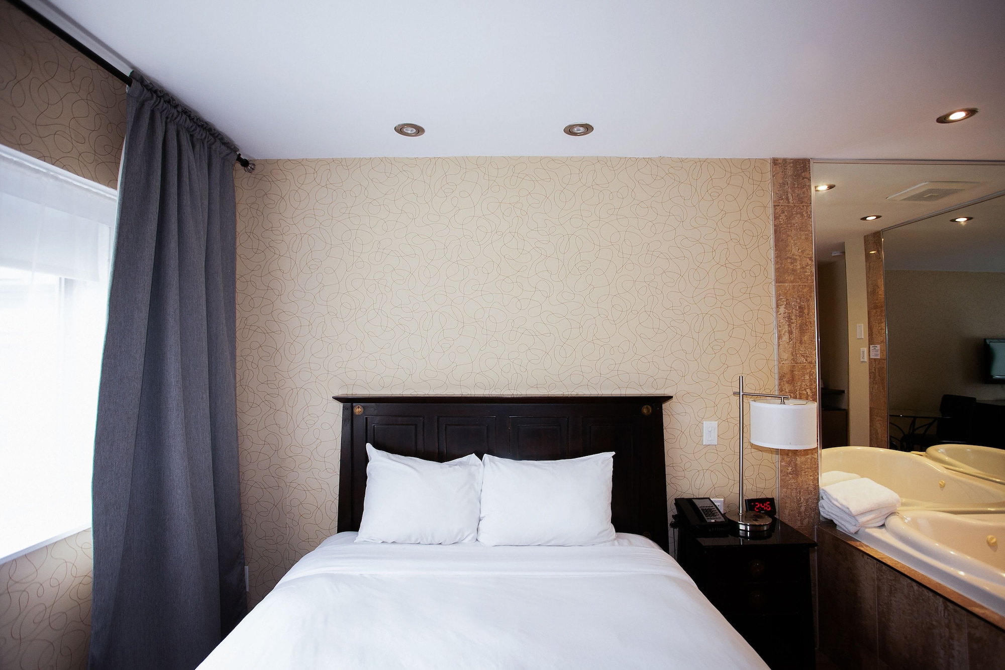 JUNIOR, SUITE, QUEEN BED, JETTED TUB