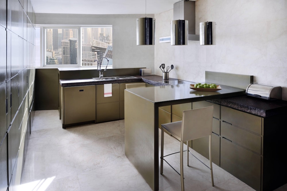Dubai Marriott Harbour Hotel Suites 28/32