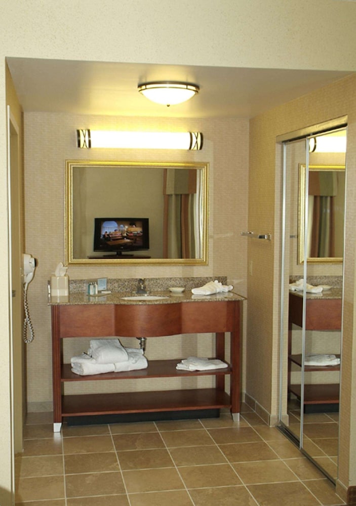 Hampton Inn & Suites Blairsville 9/45