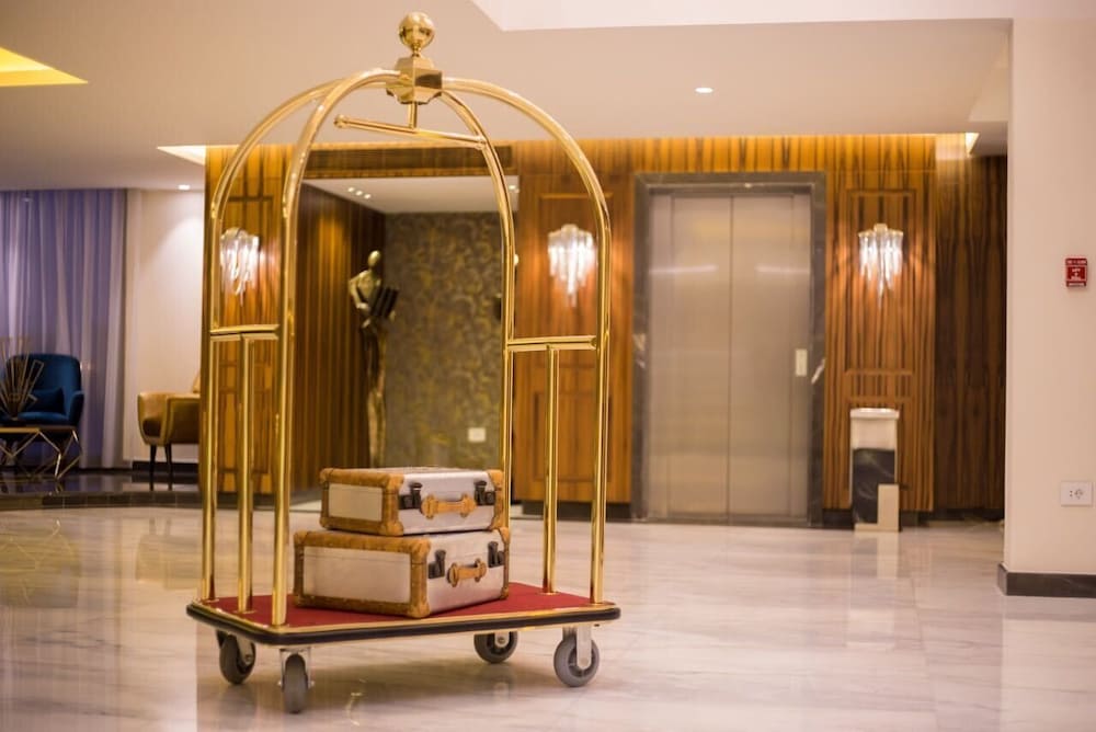 Opera Hotel 9/40