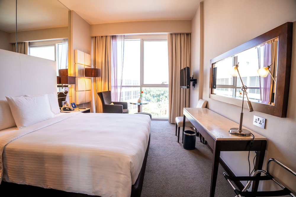 CENTRO, QUEEN BED