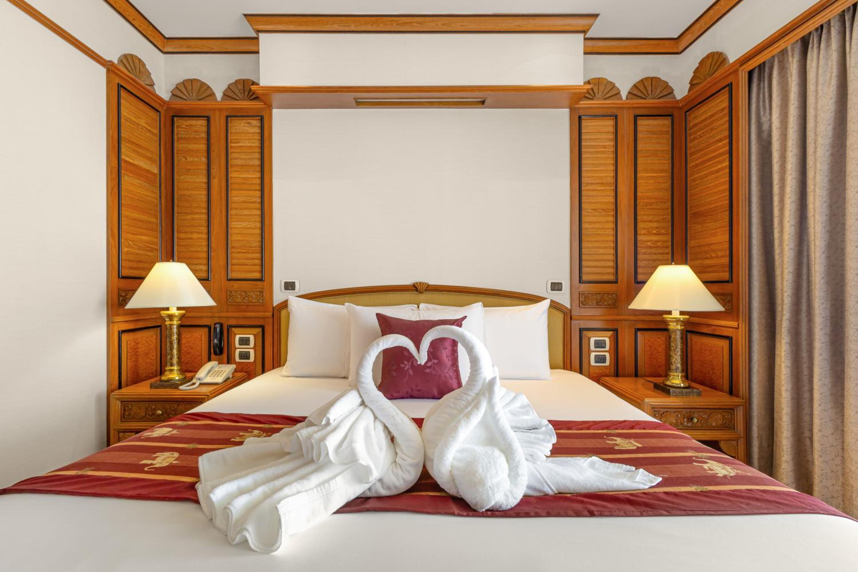 2 Bedrooms, Regency, Thai, Suite