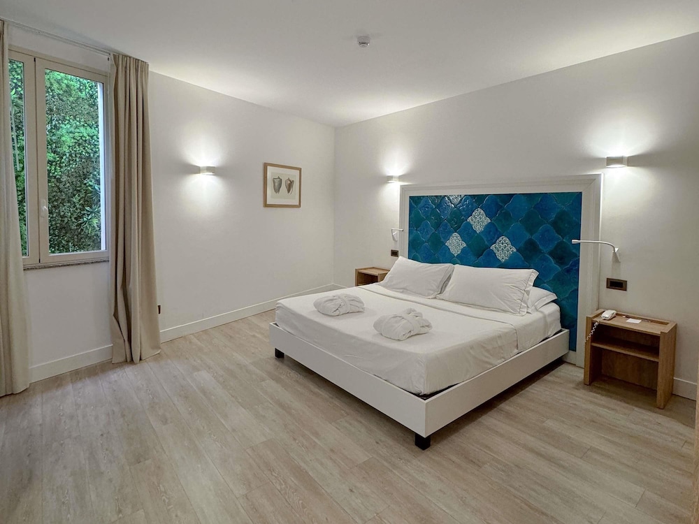 غرفة كلاسيكية بسرير كوين بإطلالة على الحديقة، Splendid Hotel Taormina 2/5