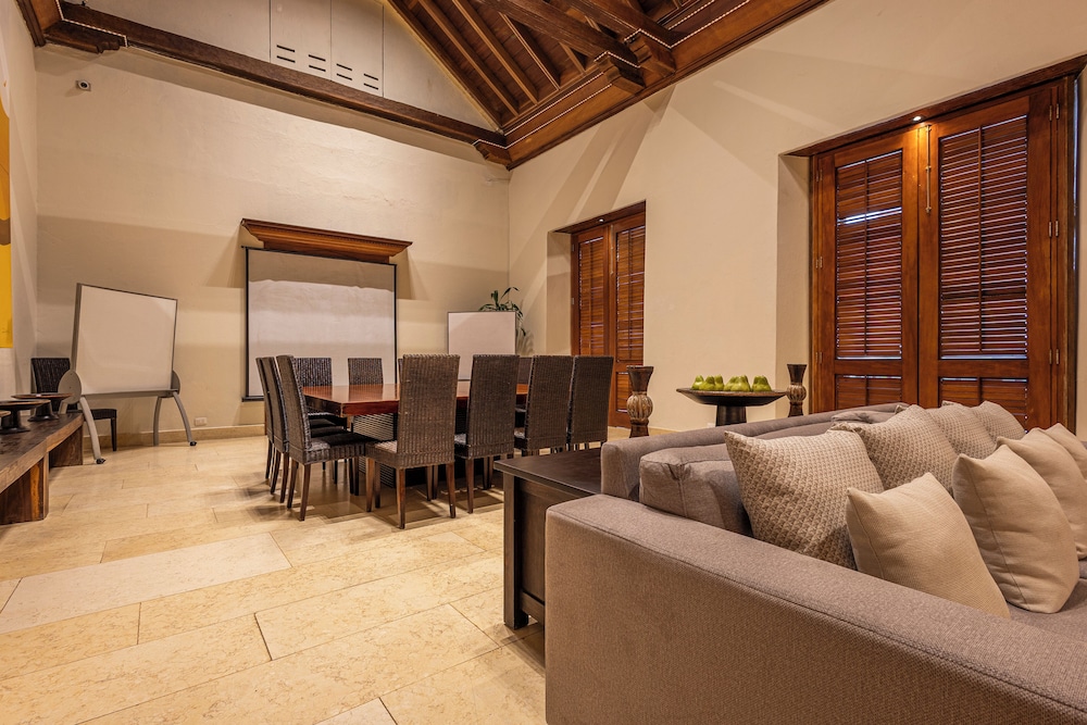 Ananda Hotel Boutique 44/70