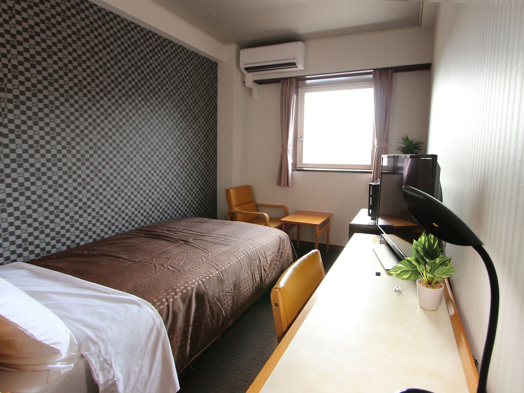 ECONOMY, DOUBLE BED, SMOKING