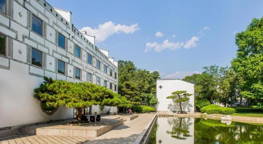 Fragrant Hill Hotel 59/60