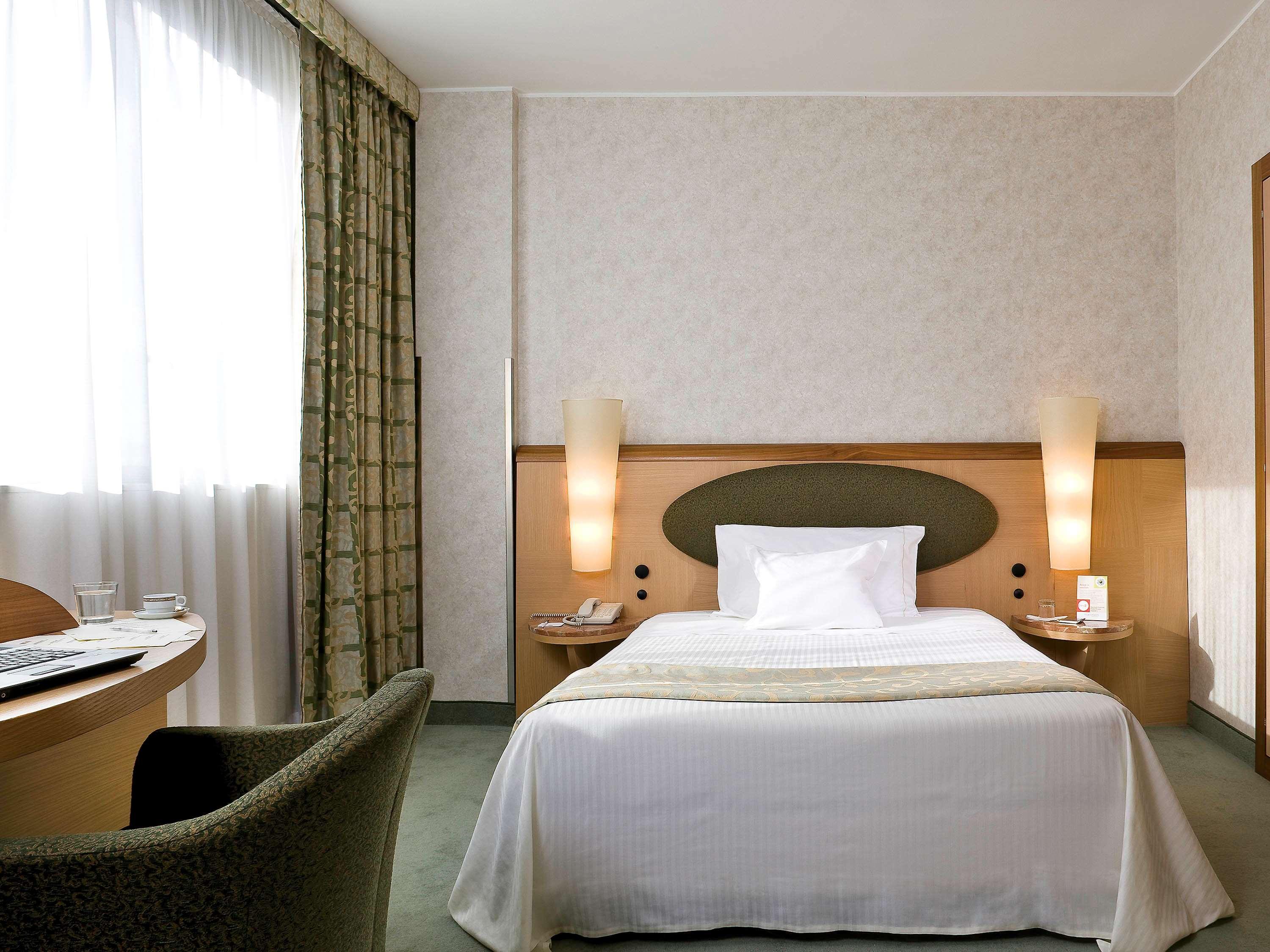 ROOM, QUEEN BED, ACCESSIBLE