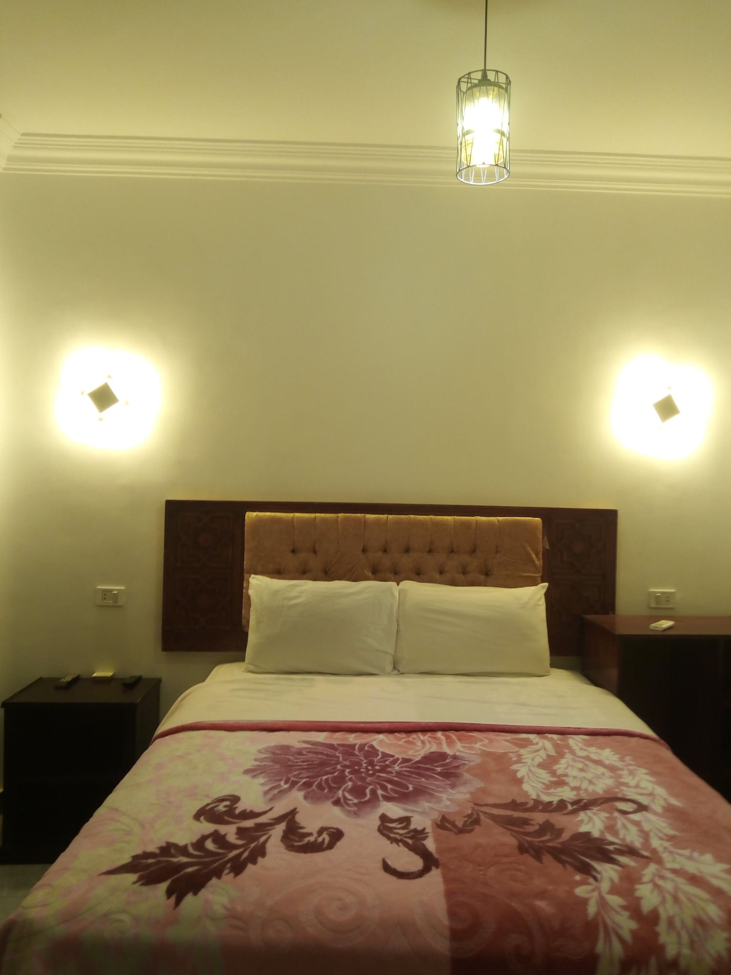 ROOM, SINGLE, SHARED BATHROOM