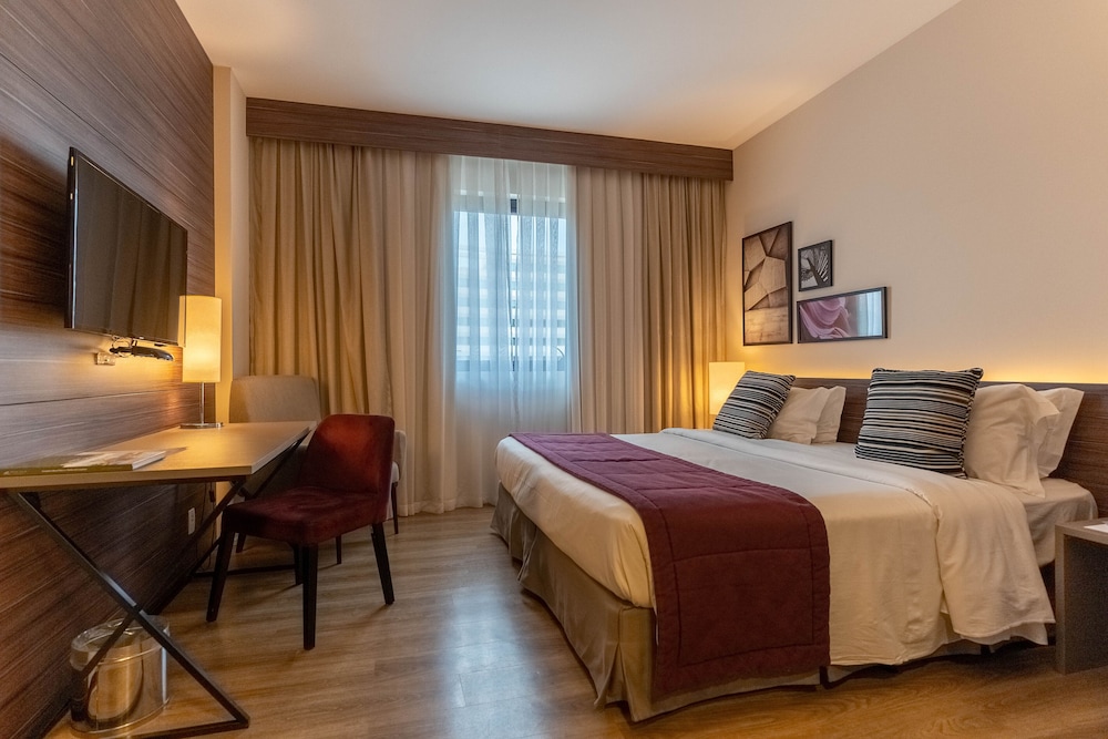 LUXURY, QUEEN BED
