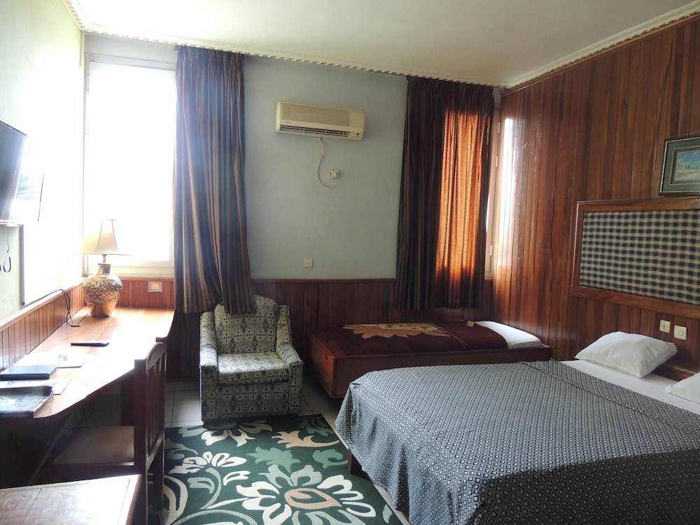 FAMILY, 1 DOUBLE AND 1 SINGLE BED