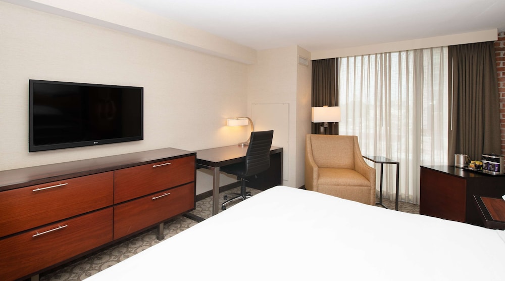 DOUBLETREE BY HILTON HOTEL AND SUITES CHARLESTON AIRPORT 11/60