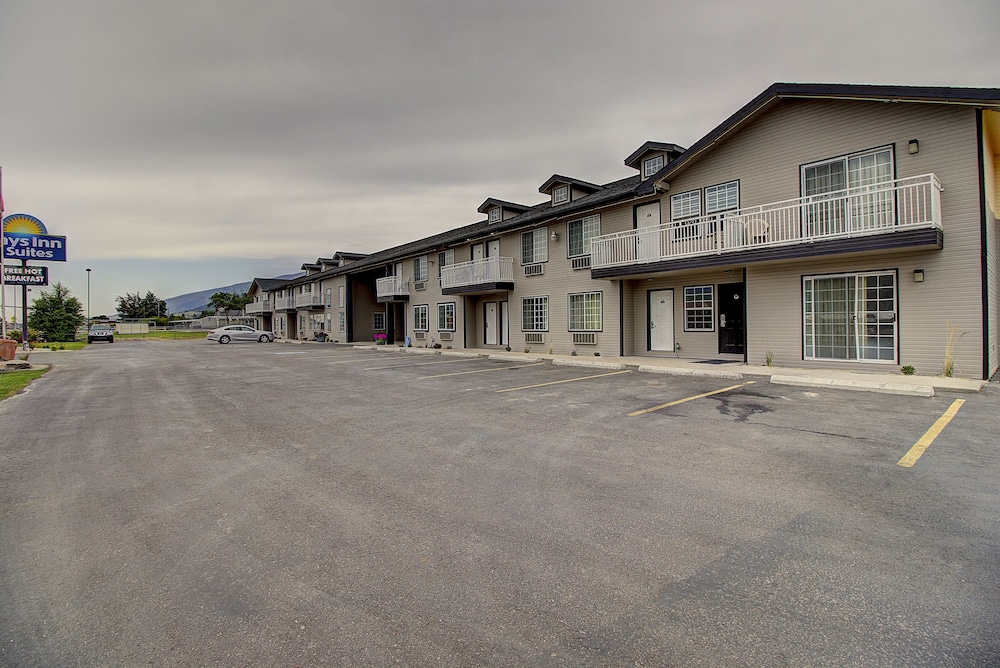 Days Inn & Suites By Wyndham Lolo 1/32