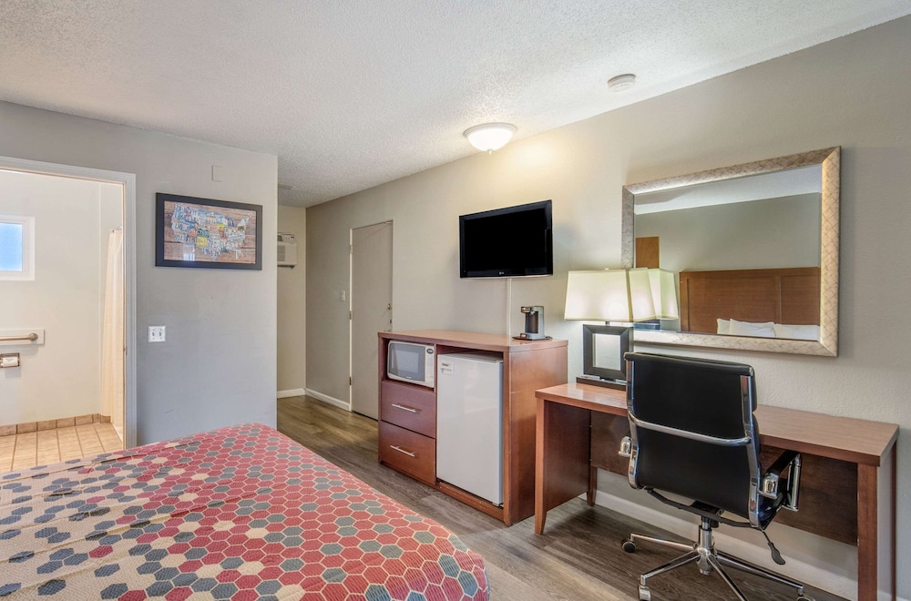 Econo Lodge Inn & Suites Yreka, CA 39/50