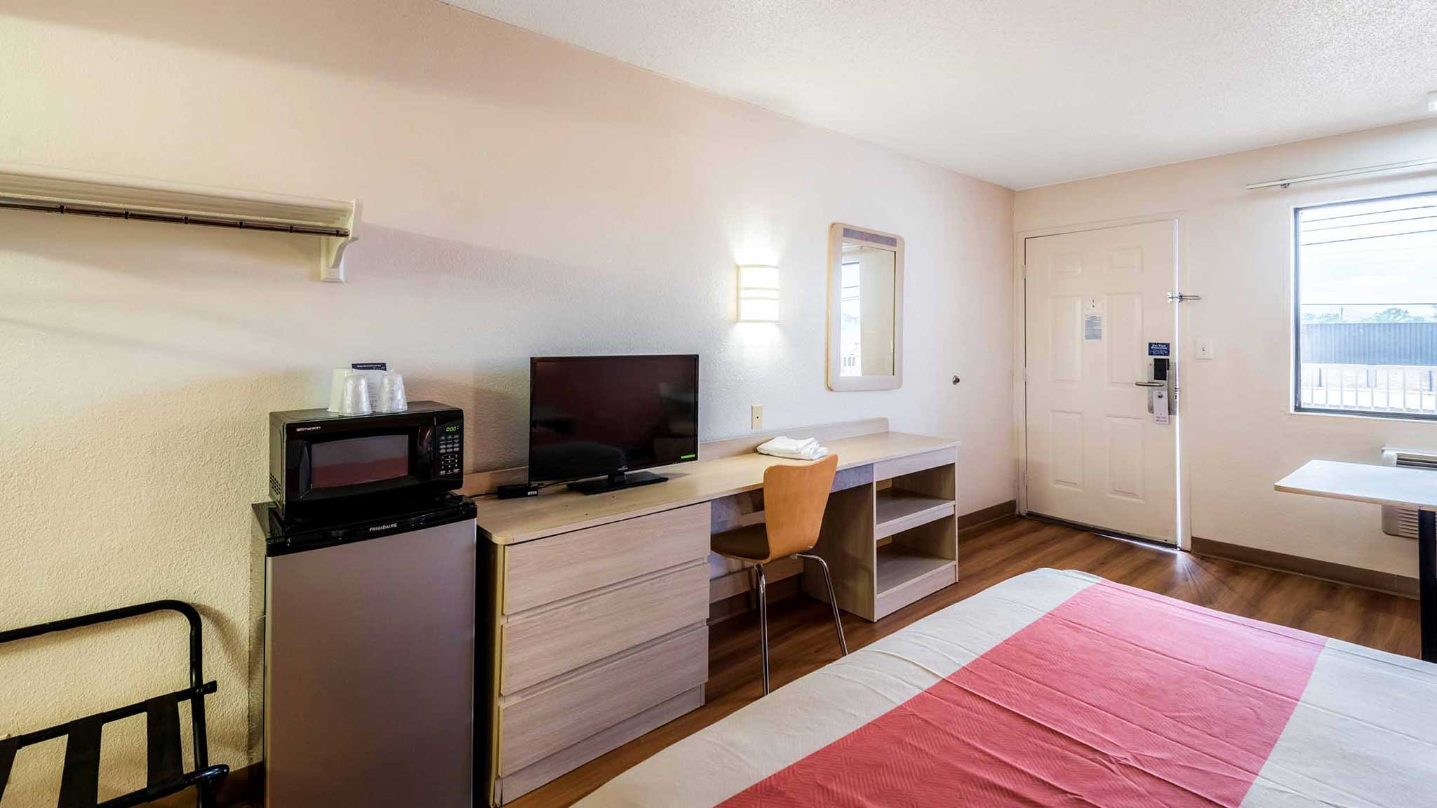 1 Queen Bed - Mobility Accessible Tub Nsmk، Motel6 Anniston, AL 4/5