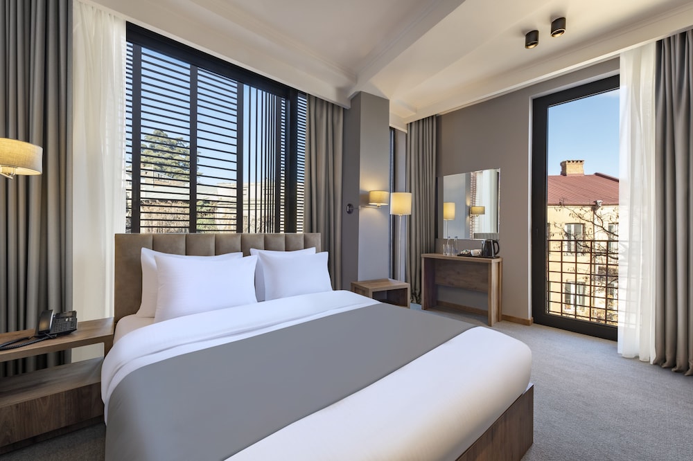 ROOM, QUEEN BED
