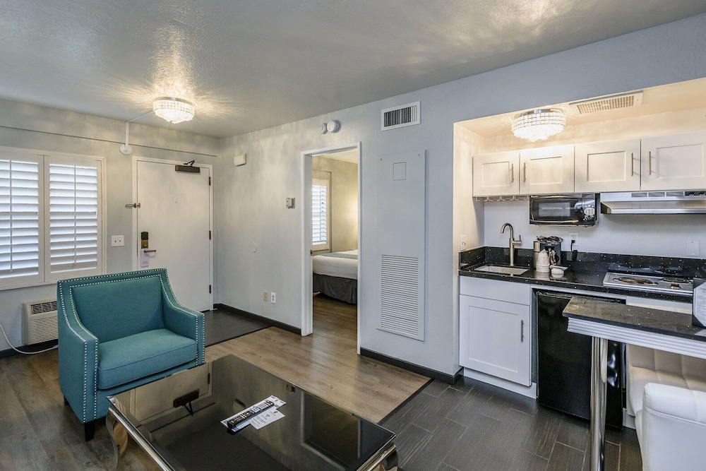 Lions Gate Hotel 32/44