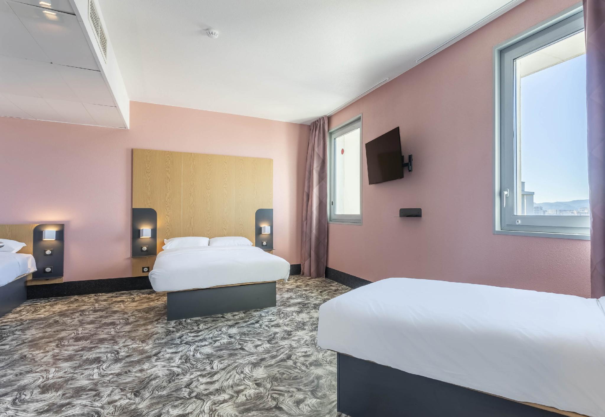 ROOM, QUADRUPLE