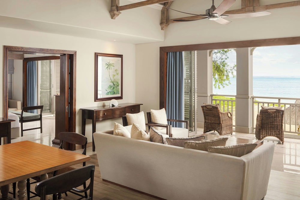 جناح بسرير كينج بشرفة مع أريكة، The St. Regis Le Morne Resort, Mauritius 2/6