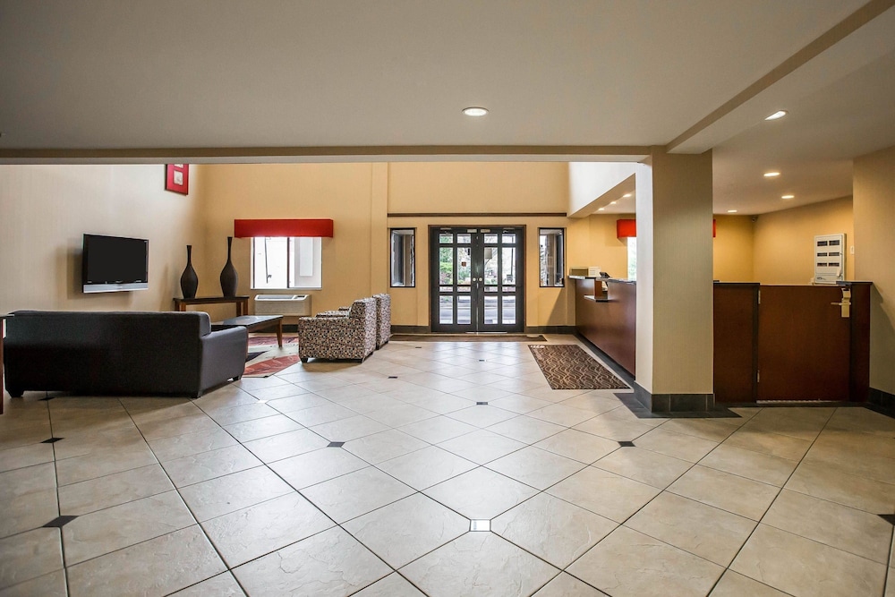 Econo Lodge Inn & Suites Monroe, MI 6/36