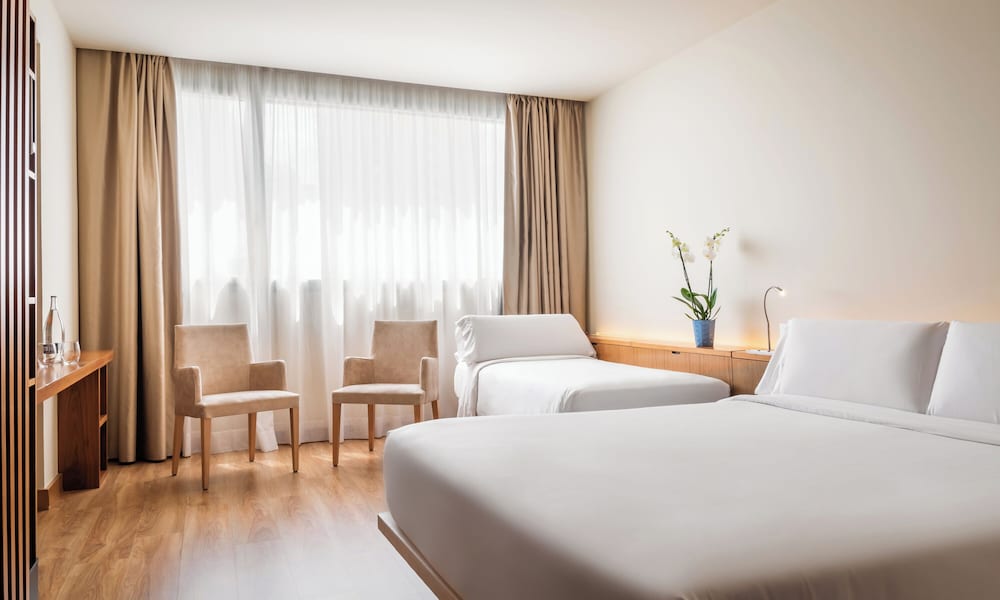 STANDARD, DOUBLE OR TWIN BED, WITH EXTRA BED