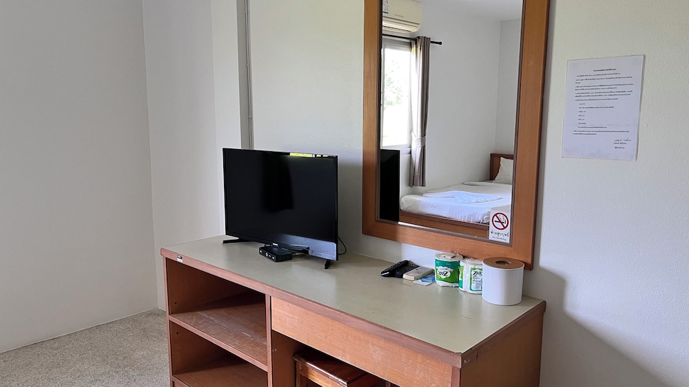 Bang Saphan Resort Hotel 10/50