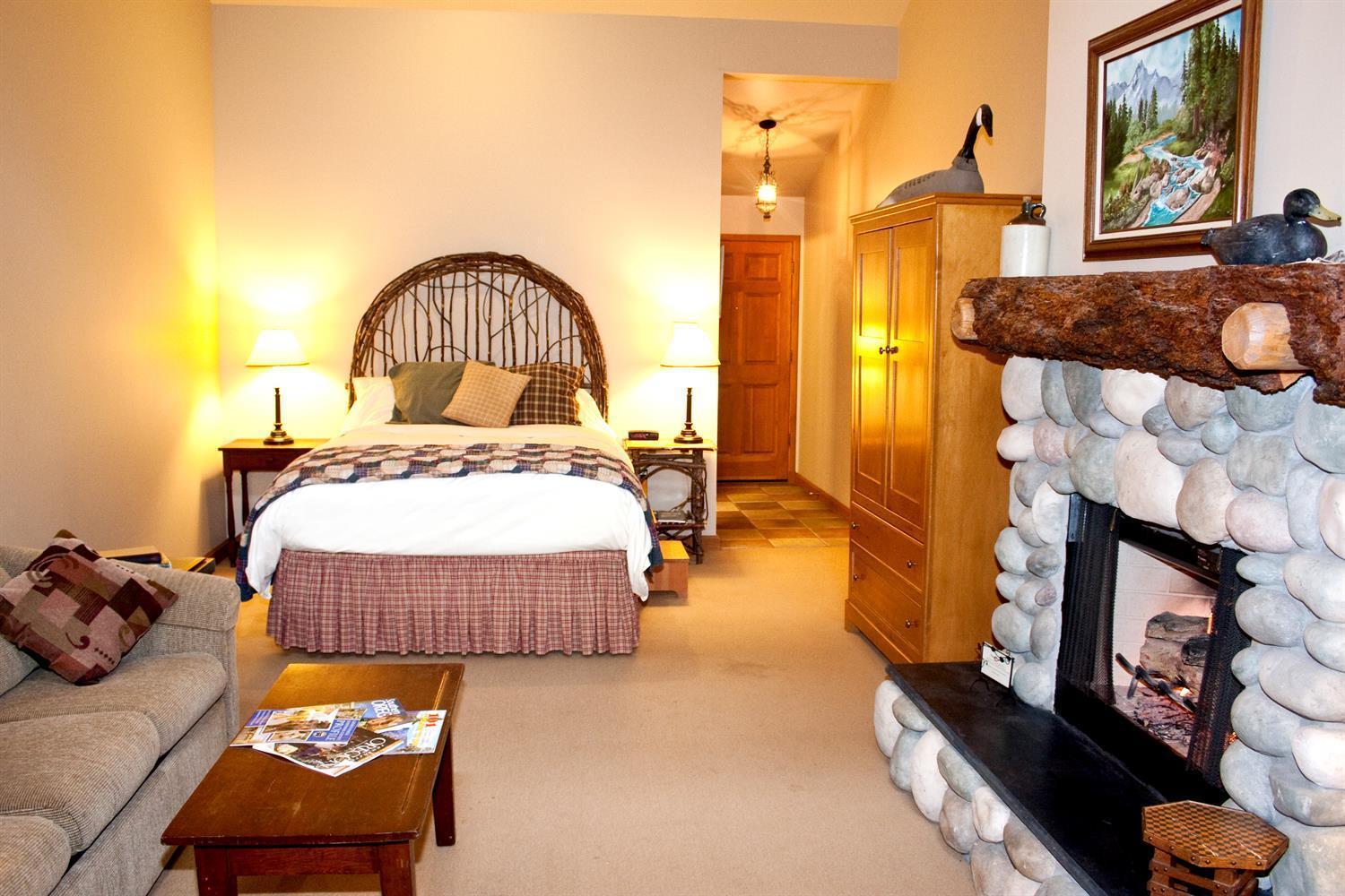 Cabin, Queen Bed, River Front, Accessible