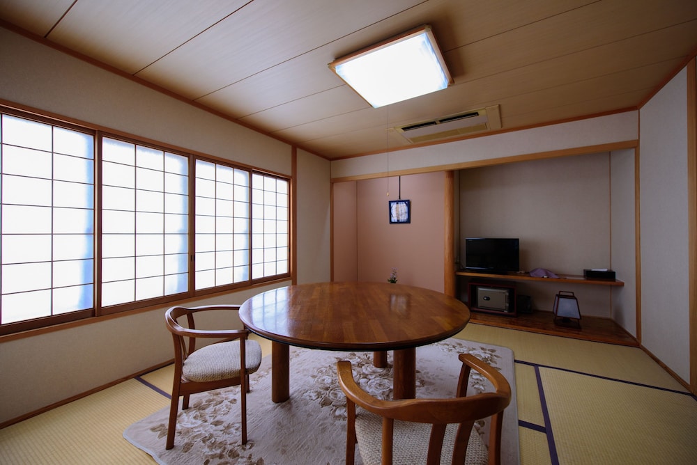 Yufuin Onsen Wafu Ryokan Tsuenosho 18/29