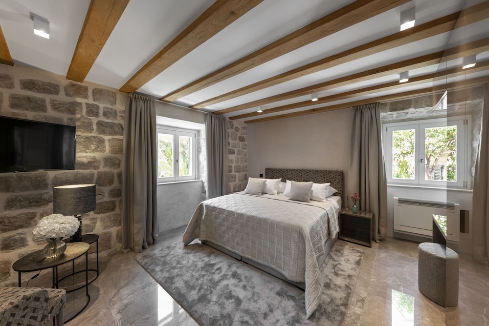Sea Rocks Residence 4/40
