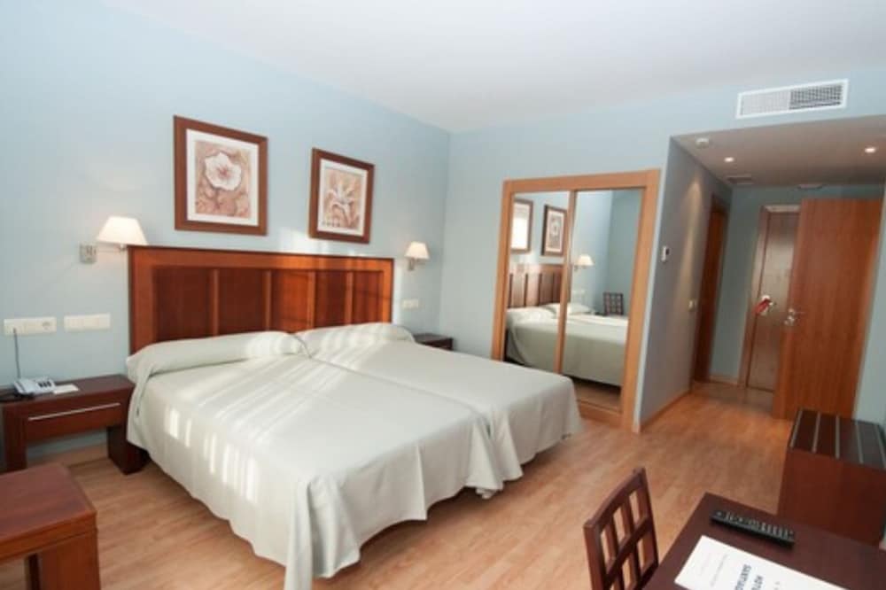 Hotel Santiago Leon 25/50