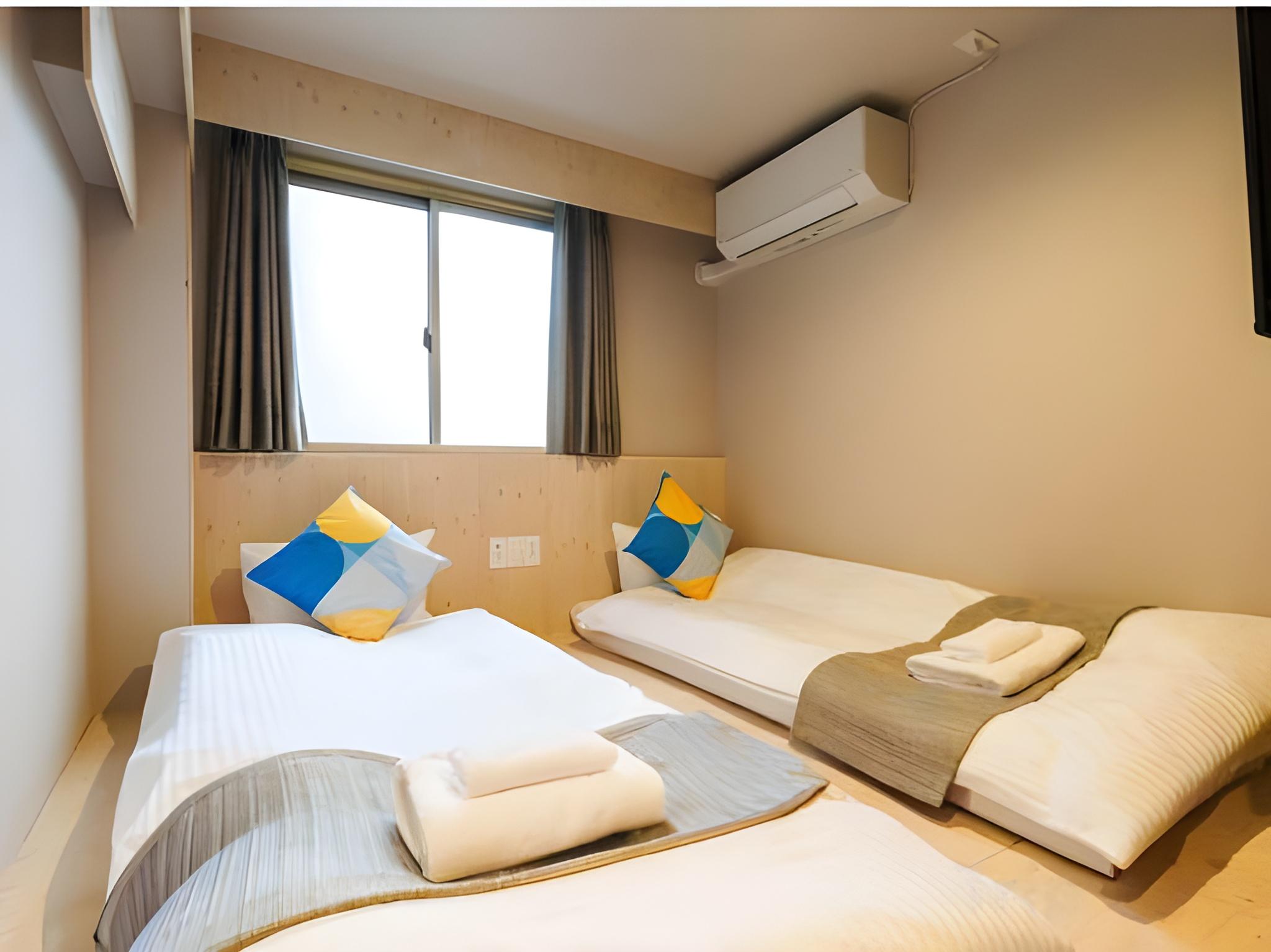 Hollywood, Twin Beds, Shared Bathroom, Annex
